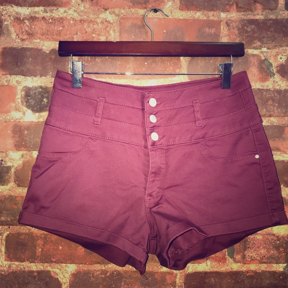 Refuge Highwaisted red fabric shorts
